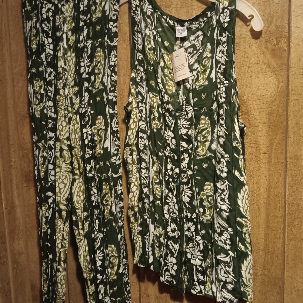 BRAND NEW!!! LADIES TWO PIECES PLEATED  PANTSET. - Picture 2 of 2